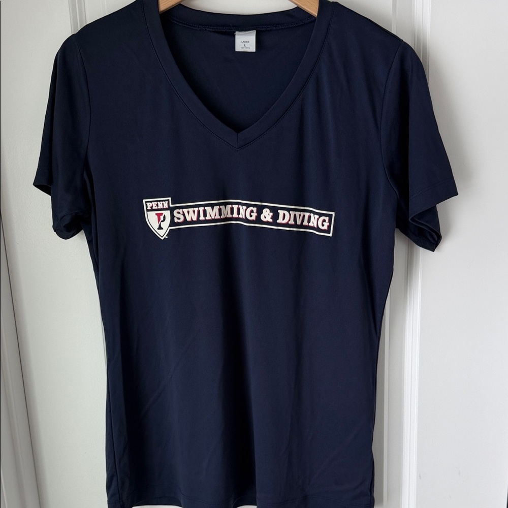 Excellent Condition. Women’s Large V-Neck U Penn Top